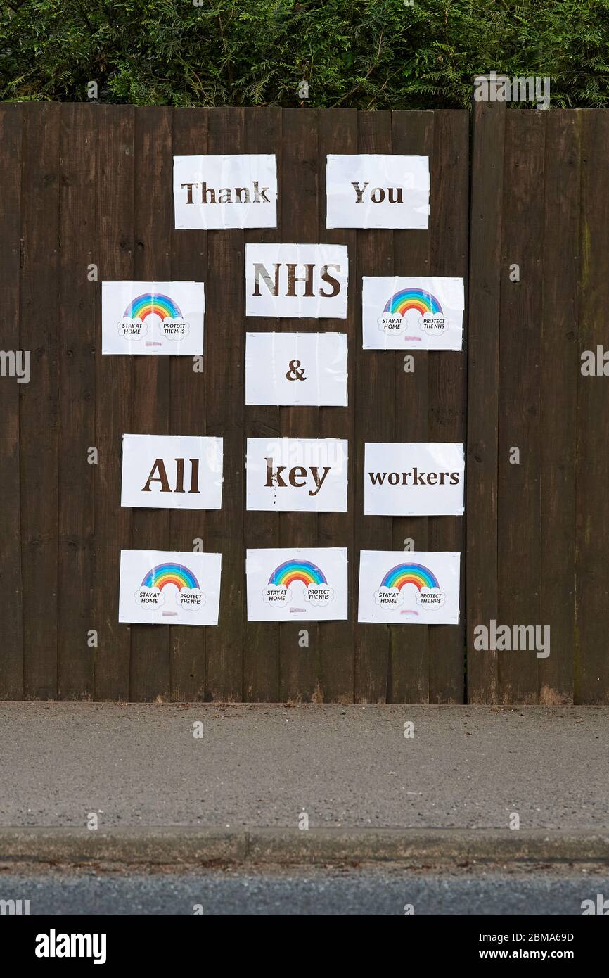 Rugby, Warwickshire, Regno Unito, 7 maggio 2020. Un messaggio di ringraziamento agli infermieri e ai lavoratori chiave del NHS apponiti su una recinzione Foto Stock