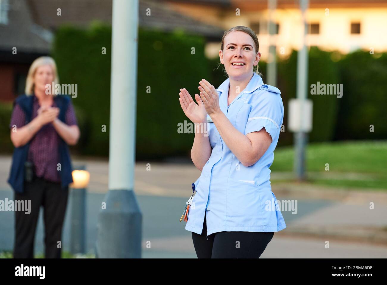 Rugby, Warwickshire, 7 maggio 2020. Apprezzamento settimanale per infermieri, caregivers e lavoratori chiave del NHS alle 20:00 del giovedì. Personale ospedaliero di Rugby St Cross Foto Stock