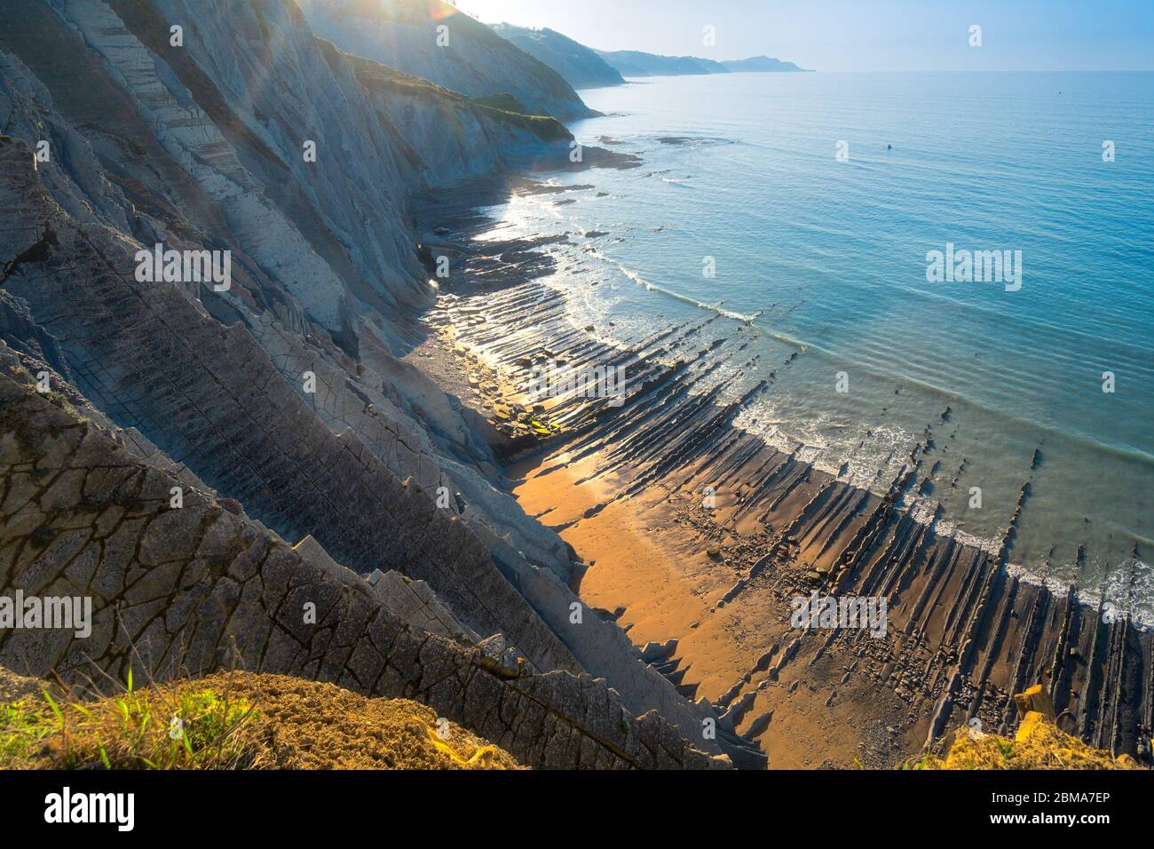 Bella spiaggia di flysch a Zumaia Foto Stock