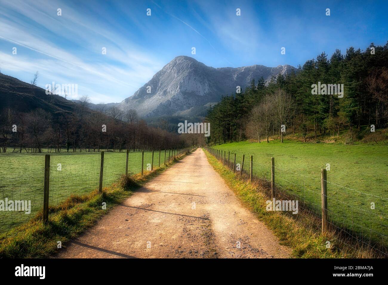 Sentiero per il monte Anbato in Via Verde di Arrazola Foto Stock
