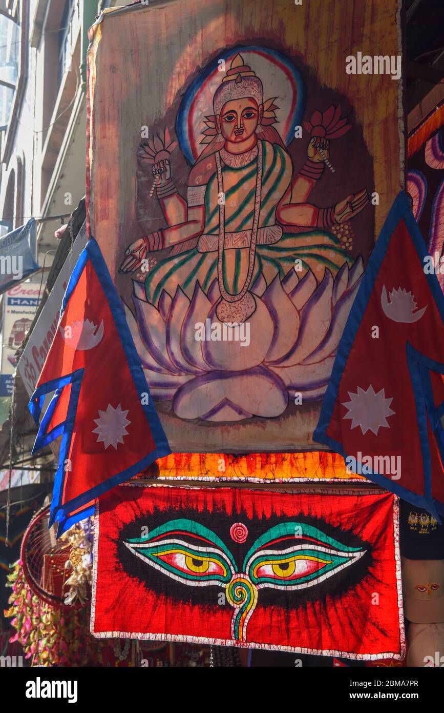 Batik opere e bandiere di un negozio di souvenir a Kathmandu in Nepal Foto Stock