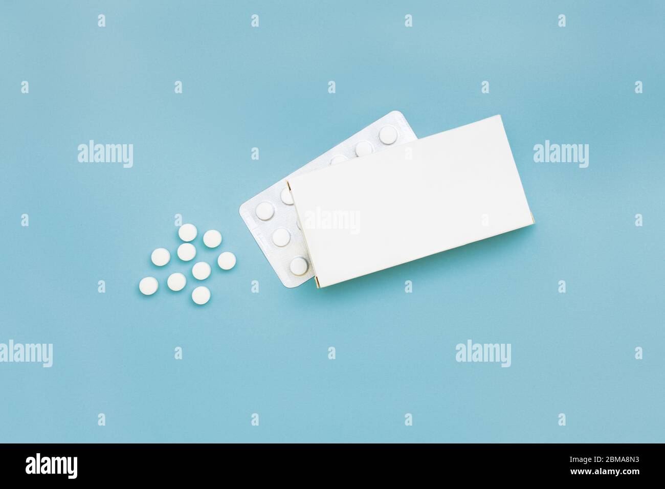 Modello piatto di confezione, blister e pillole isolati di medicinali su sfondo blu Foto Stock