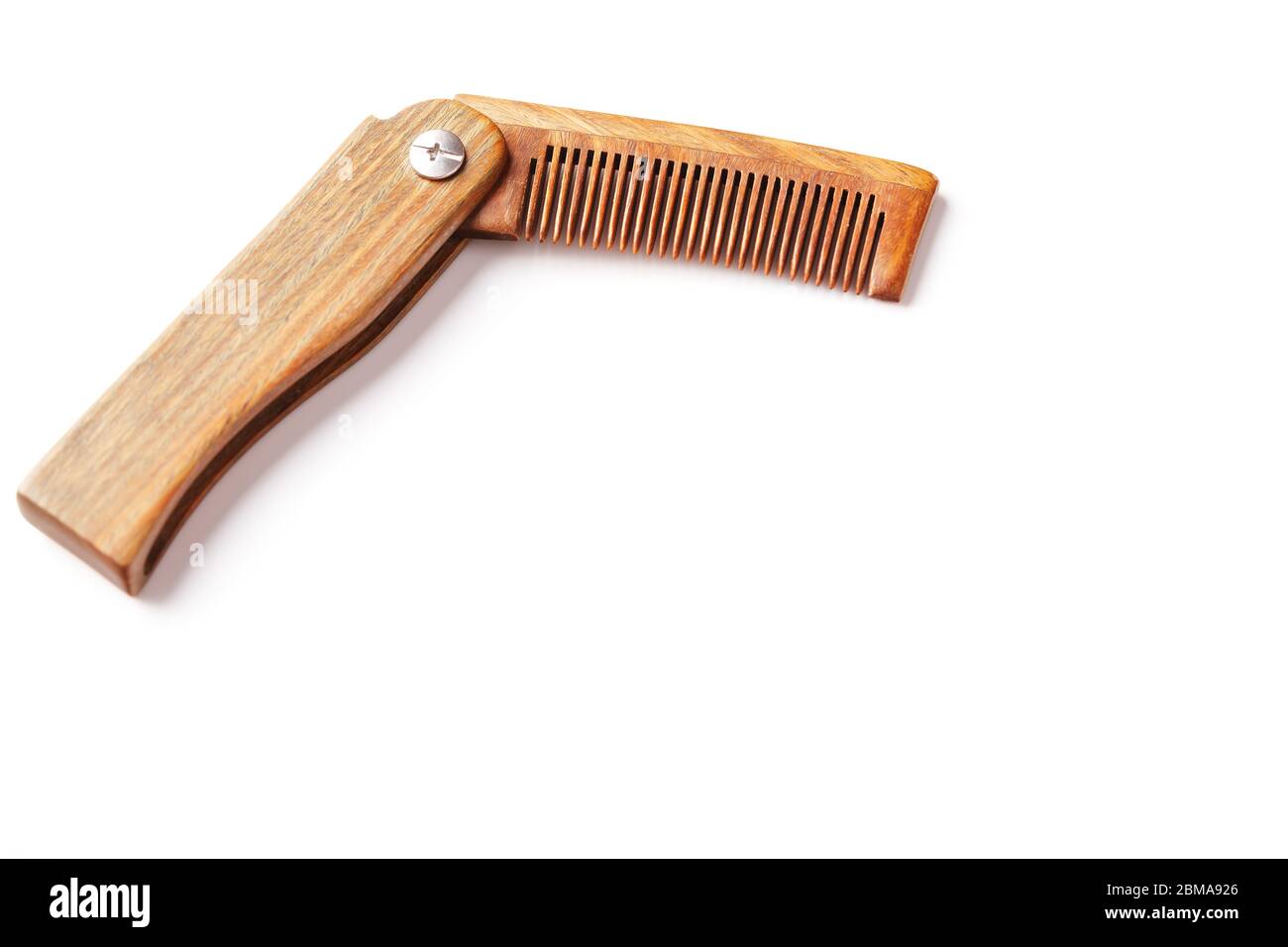 Pettine in legno di sandalo su sfondo bianco. Cura dei capelli. Isolare  Foto stock - Alamy