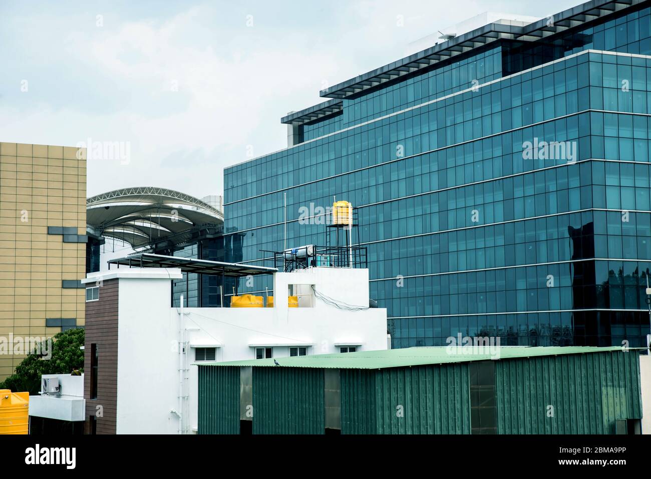 edificio in una città metropolitana Foto Stock
