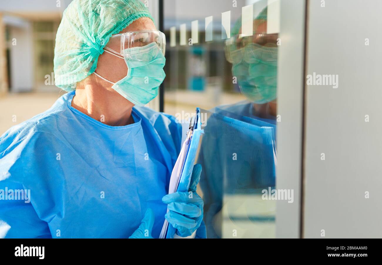 Reparto di salute o ufficio di benessere dei giovani quando visita il servizio sul campo a causa della pandemia di coronavirus Foto Stock