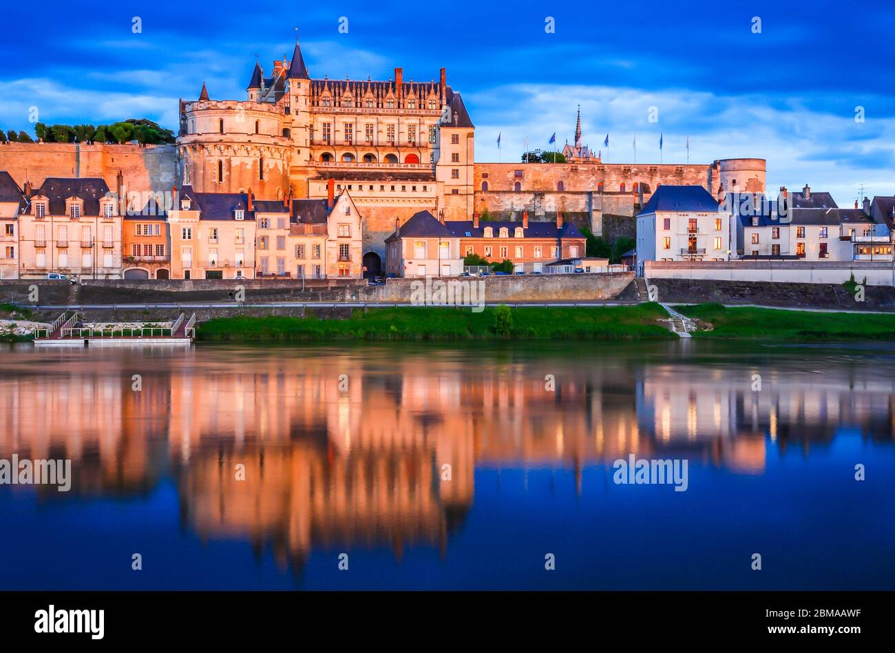 Vista del Royal Chateau e del fiume al tramonto, Amboise, Main-et-Loire, Valle della Loira, Francia, Europa Foto Stock