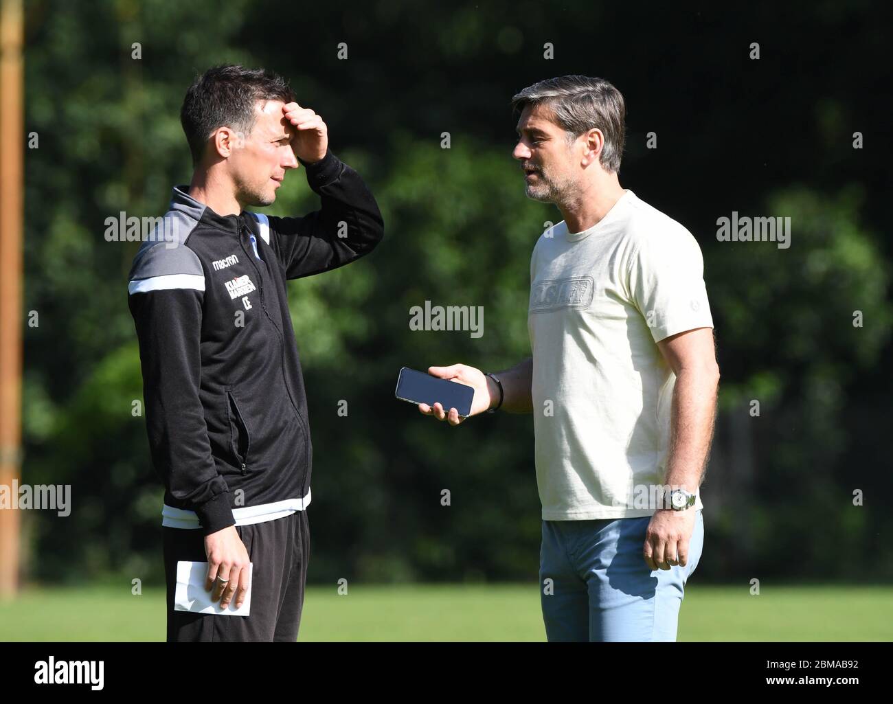 Karlsruhe, Germania. 8 maggio 2020. Christian Eichner (l), allenatore del club di seconda divisione Karlsruher SC, e Oliver Kreuzer, direttore sportivo del club di Karlsruhe, hanno registrato durante una sessione di allenamento di squadra presso il Wildpark Stadium. Dopo la sospensione delle operazioni di gara a marzo a causa della crisi di Corona, la stagione attuale sarà proseguita con i giochi fantasma a partire dal 16 maggio. Credit: Uli Deck/dpa/Alamy Live News Foto Stock