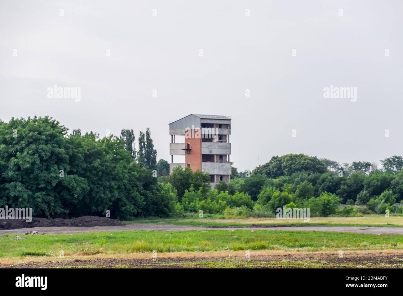 Casa incompiuta a più piani nel parco. Una casa nel bosco. Foto Stock