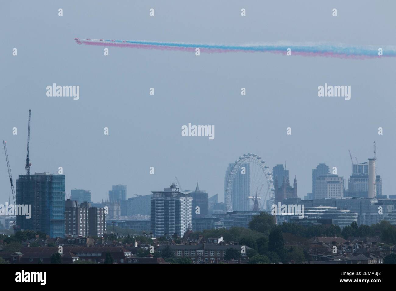 WIMBLEDON LONDRA, 8 maggio 2020. REGNO UNITO. Le frecce rosse celebrano un passato di volo sullo skyline di Londra visto da Wimbledon per commemorare il 75° anniversario del VE Day che segna la fine della seconda guerra mondiale in Europa. Quest'anno le commemorazioni del Ve Day saranno di basso livello e le sfilate e le marce dei veterani sono annullate a causa dell'epidemia di coronavirus. Credit: amer Ghazzal/Alamy Live News Foto Stock