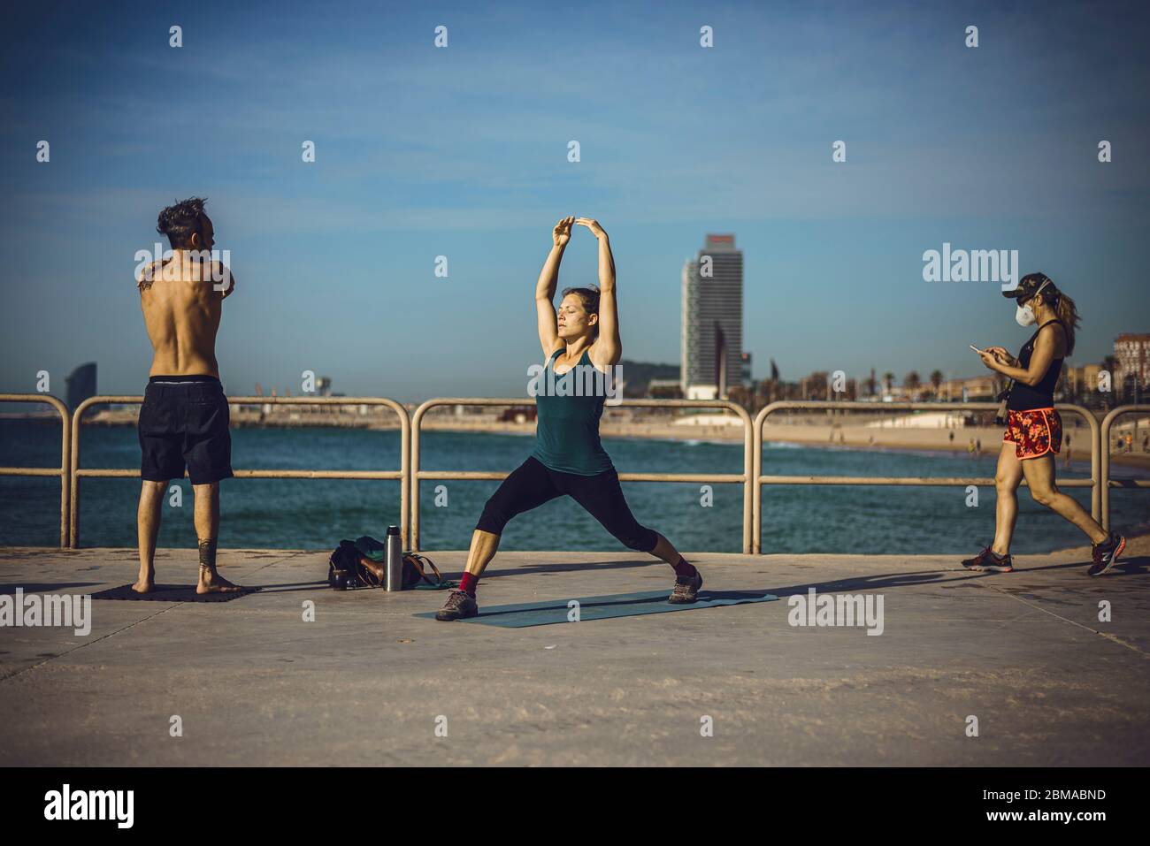 Barcellona, Spagna. 8 maggio 2020. Una giovane donna fa ginnastica nella mattina presto come la spiaggia di Barcellona riapre per gli esercizi sportivi individuali durante la prima fase di un modo graduale 'la nuova normalità' che rotola indietro un blocco stretto lungo quasi sette settimane a livello nazionale dovuto la diffusione continua del virus corona. La Spagna ha registrato circa 200 nuovi decessi per un totale di 26000 morti finora. Credit: Matthias Oesterle/Alamy Live News Foto Stock