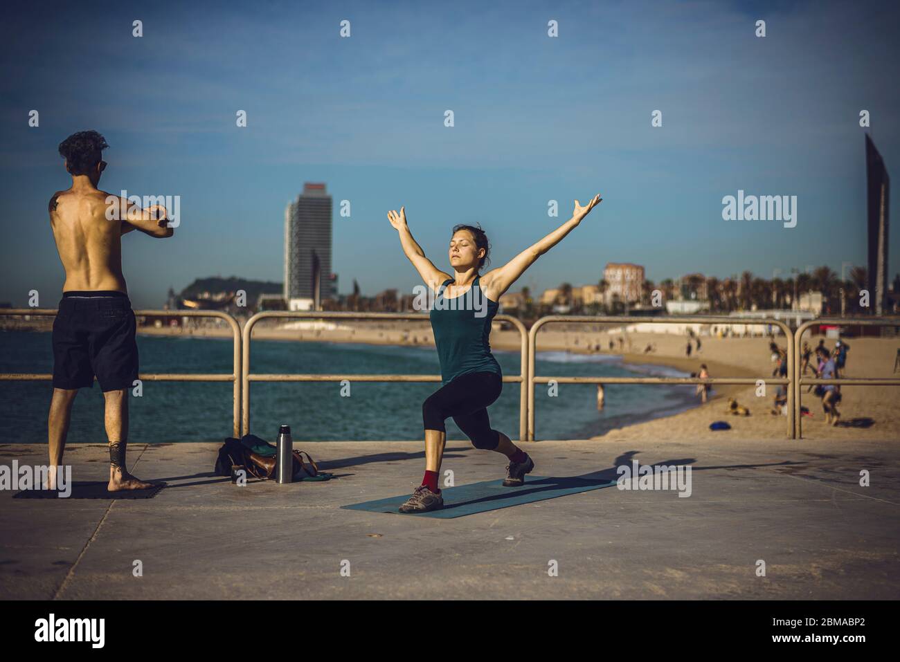 Barcellona, Spagna. 8 maggio 2020. Una giovane donna fa ginnastica nella mattina presto come la spiaggia di Barcellona riapre per gli esercizi sportivi individuali durante la prima fase di un modo graduale 'la nuova normalità' che rotola indietro un blocco stretto lungo quasi sette settimane a livello nazionale dovuto la diffusione continua del virus corona. La Spagna ha registrato circa 200 nuovi decessi per un totale di 26000 morti finora. Credit: Matthias Oesterle/Alamy Live News Foto Stock