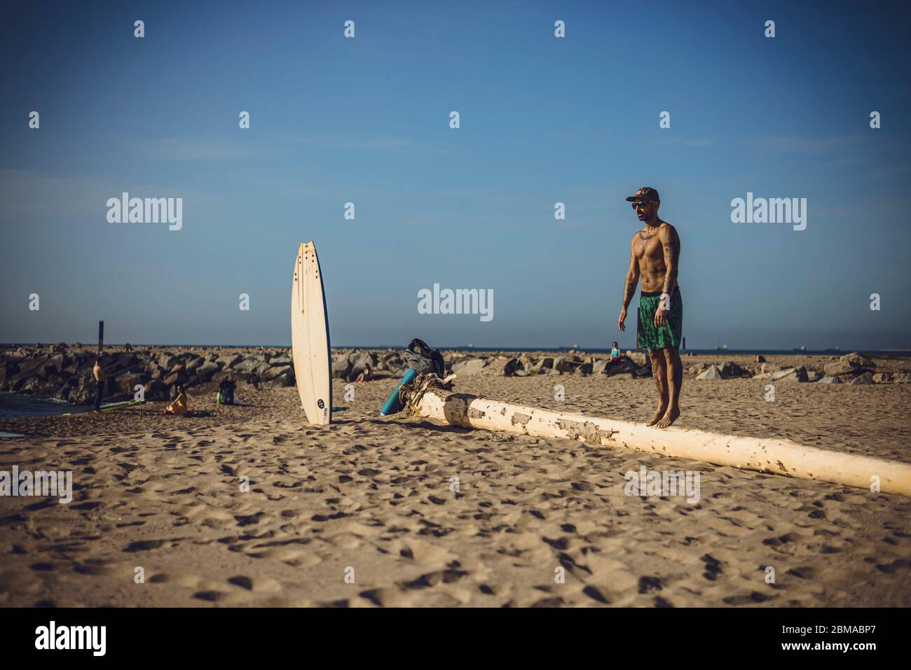 Barcellona, Spagna. 8 maggio 2020. Un pendolari si esercita nella mattina presto come la spiaggia di Barcellona riapre per gli esercizi sportivi individuali durante la prima fase di un modo graduale 'la nuova normalità' rollback una stretta chiusura a livello nazionale lunga quasi sette settimane a causa della continua diffusione del virus corona. La Spagna ha registrato circa 200 nuovi decessi per un totale di 26000 morti finora. Credit: Matthias Oesterle/Alamy Live News Foto Stock