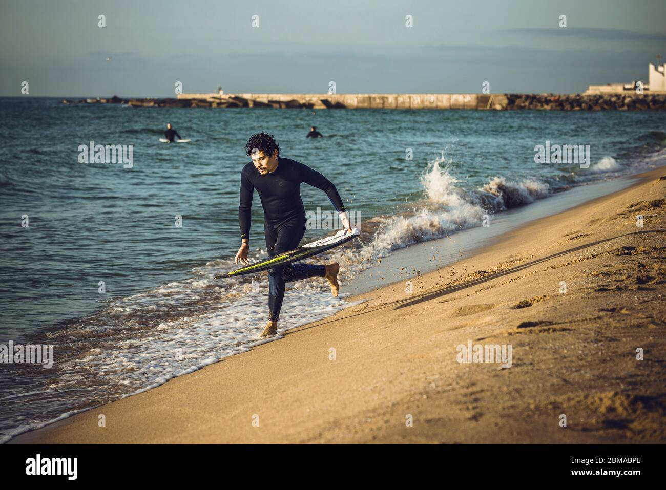 Barcellona, Spagna. 8 maggio 2020. Un surfista gode della spiaggia di Barcellona nella prima mattinata, riaprendola per le esercitazioni sportive individuali durante la prima fase di un modo graduale di 'la nuova normalità' che si ritrae un blocco stretto lungo quasi sette settimane a livello nazionale a causa della continua diffusione del virus corona. La Spagna ha registrato circa 200 nuovi decessi per un totale di 26000 morti finora. Credit: Matthias Oesterle/Alamy Live News Foto Stock