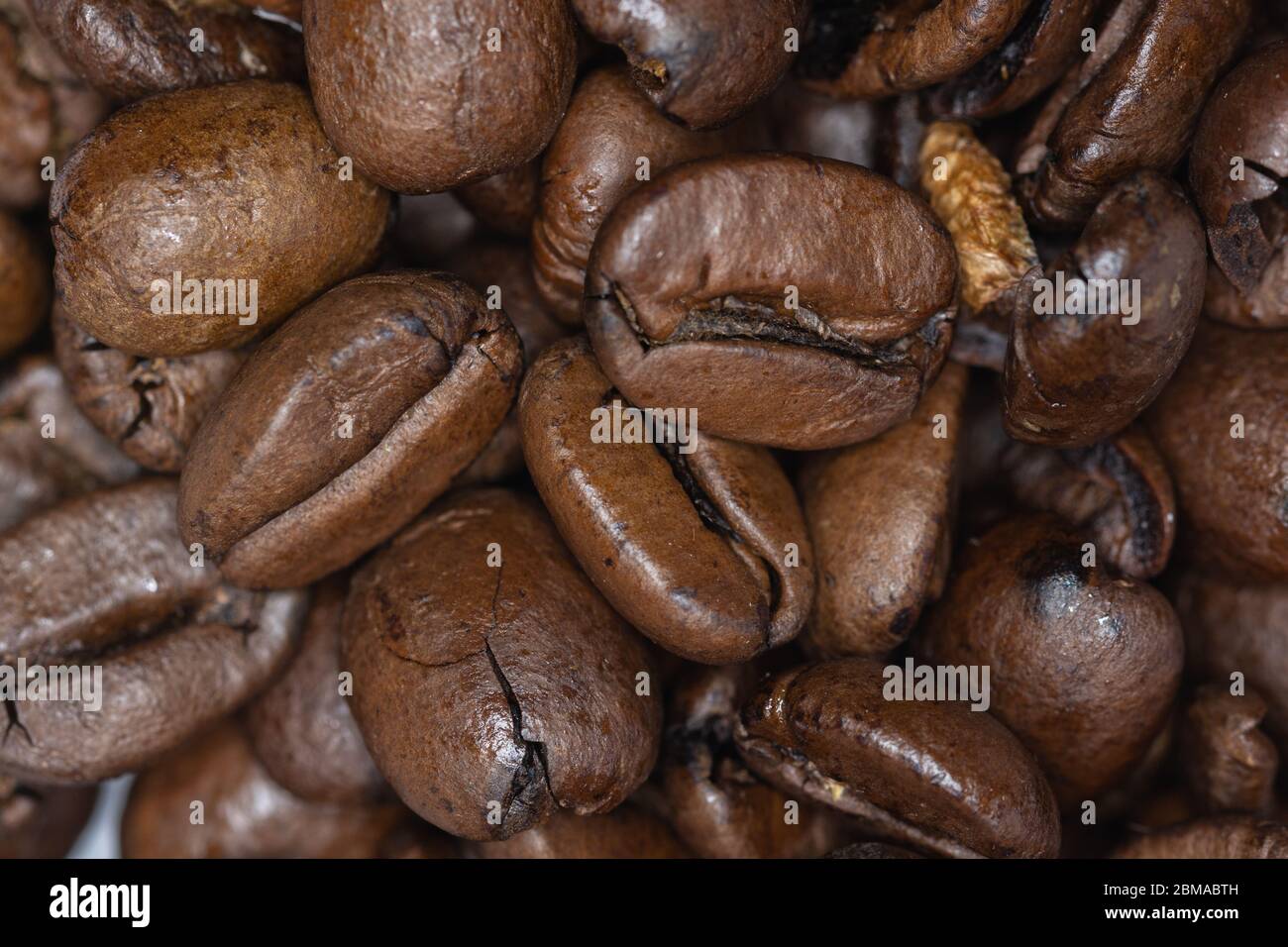 chicchi di caffè arrosto in un mucchio Foto Stock