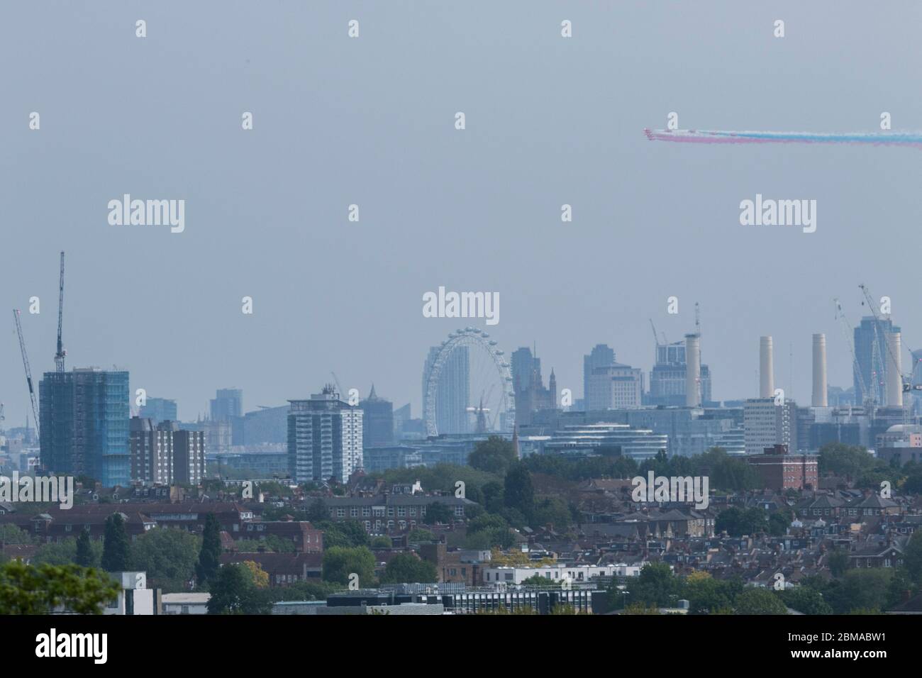 WIMBLEDON LONDRA, 8 maggio 2020. REGNO UNITO. Le frecce rosse celebrano un passato di volo sullo skyline di Londra visto da Wimbledon per commemorare il 75° anniversario del VE Day che segna la fine della seconda guerra mondiale in Europa. Quest'anno le commemorazioni del Ve Day saranno di basso livello e le sfilate e le marce dei veterani sono annullate a causa dell'epidemia di coronavirus. Credit: amer Ghazzal/Alamy Live News Foto Stock