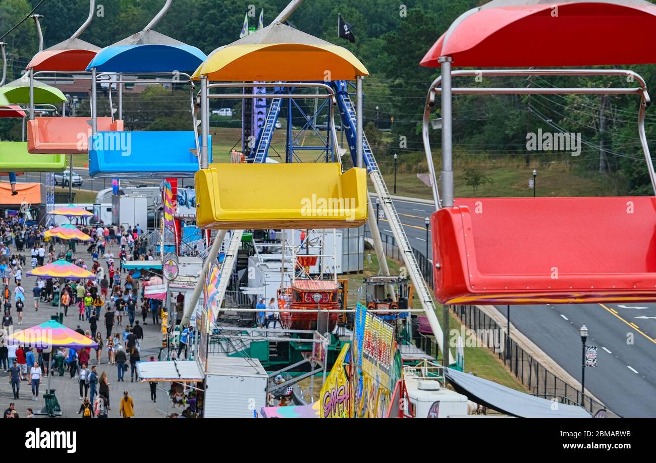 Auto colorate in uno Skylift Foto Stock