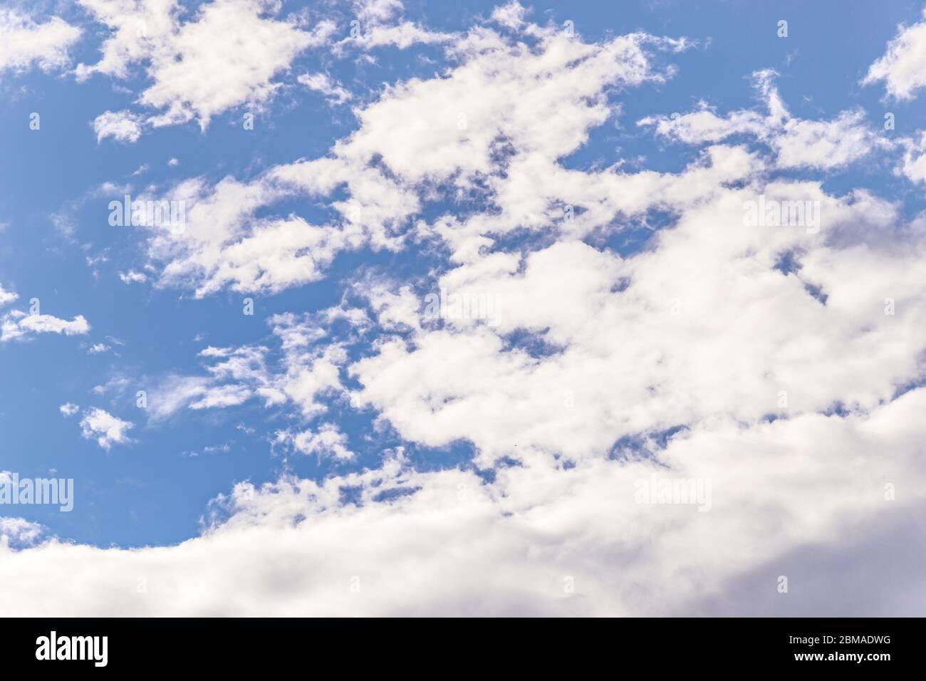 cielo blu con copertura nuvolosa in aumento Foto Stock