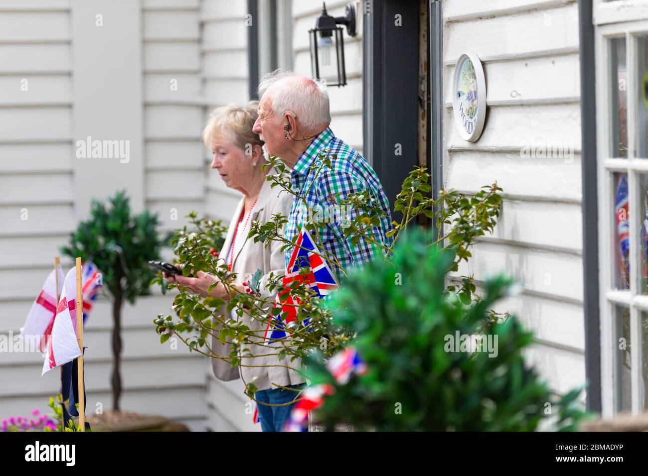 Ashford, Kent, Regno Unito. 8 maggio 2020. I membri della comunità nel villaggio di Hamstreet vicino Ashford in Kent si riuniscono per commemorare la giornata del Ve nel suo 75° anniversario. Persone che osservano il silenzio di 2 minuti alle 11. ©Paul Lawrenson 2020, Photo Credit: Paul Lawrenson/Alamy Live News Foto Stock