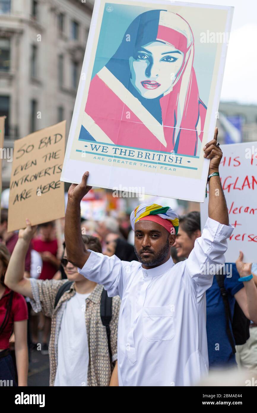 Un uomo etnico che ha un segno aa con la lettura "noi britannici" alla protesta e alla manifestazione contro la visita di Donald Trump a Londra, 13 luglio 2018 Foto Stock