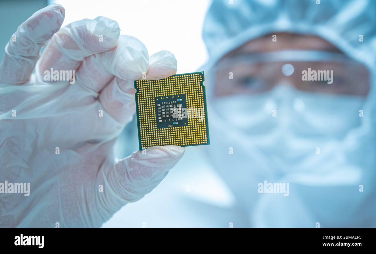 Scienza tecnologia. Un ingegnere o uno scienziato che esamina la CPU del computer. Concetto moderno di tecnologia digitale hi-tech. Foto Stock