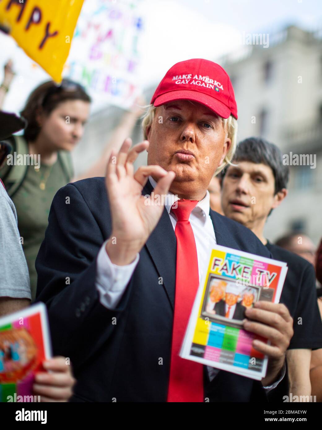 Una donna che impersonava Donald Trump e indossava un cappello con il testo "Make America Gay Again", alla protesta contro la visita di Donald Trump a Londra Foto Stock