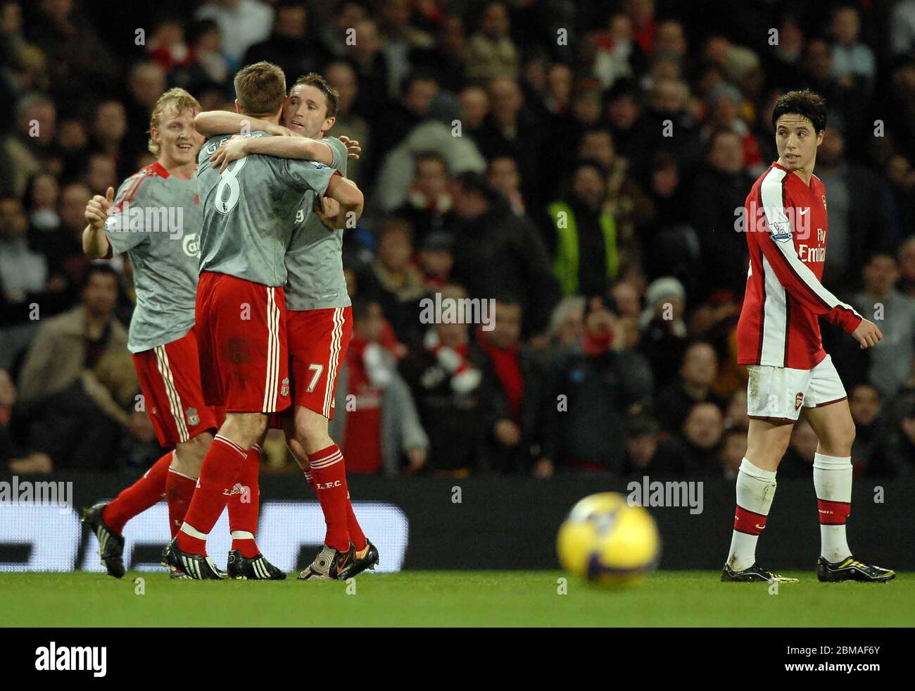 LONDRA, UK 21 DICEMBRE: Dirk Kuyt (Liverpool, a sinistra) e Steven Gerrard (capitano di Liverpool, 8) si congratulano con Robbie Keane (Liverpool) per aver segnato i primi Foto Stock