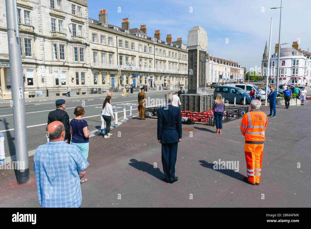 Weymouth, Dorset, Regno Unito. 8 maggio 2020. Un silenzio di due minuti e la corona che si posa al War Memorial sul lungomare di Weymouth a Dorset per il 75 ° anniversario del VE Day durante il blocco dei coronavirus. Credito immagine: Graham Hunt/Alamy Live News Foto Stock