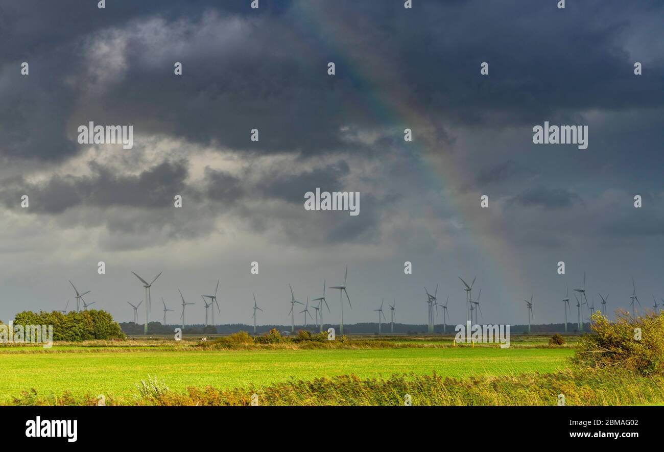 Parco eolico e arcobaleno in Frisia Est, Germania, bassa Sassonia, Frisia Est Foto Stock