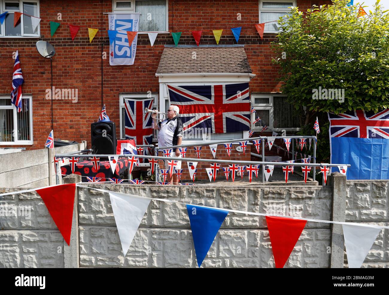 Loughborough, Leicestershire, Regno Unito. 8 maggio 2020. Mick Wells gioca l'ultimo post fuori casa prima dell'inizio di due minuti di silenzio, come la nazione segna il 75 ° anniversario del giorno VE durante il blocco pandemico coronavirus. Credit Darren Staples/Alamy Live News. Foto Stock