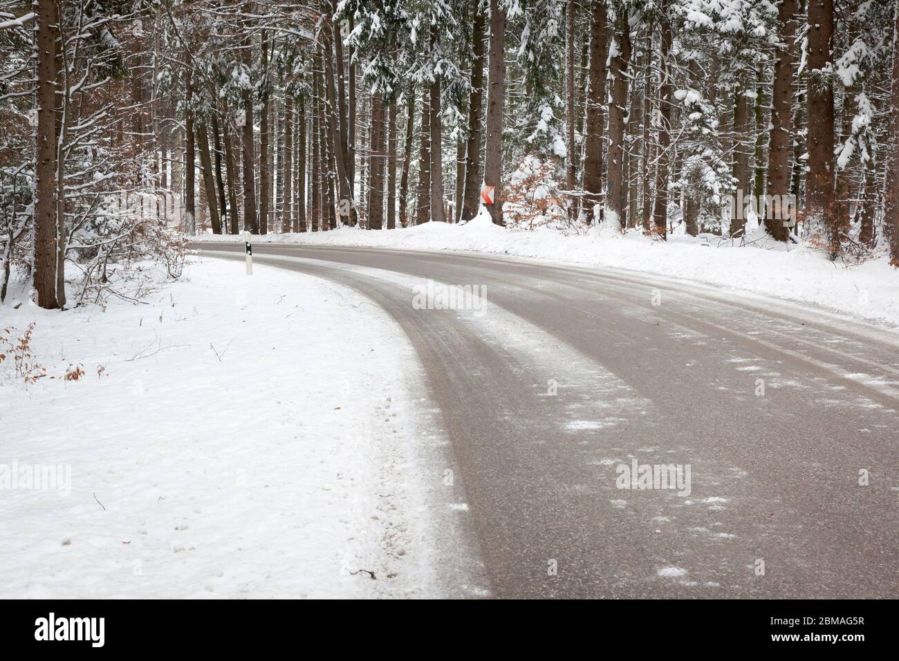 Strada innevata d'inverno, Germania, Baviera Foto Stock