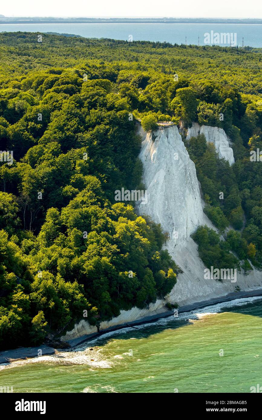 , costa rocciosa di gesso a Koenigsstuhl nel Parco Nazionale Jasmund sull'isola di Rugen, 05.06.2016, vista aerea, Germania, Meclemburgo-Pomerania occidentale, Ruegen, Jasmund National Park Foto Stock