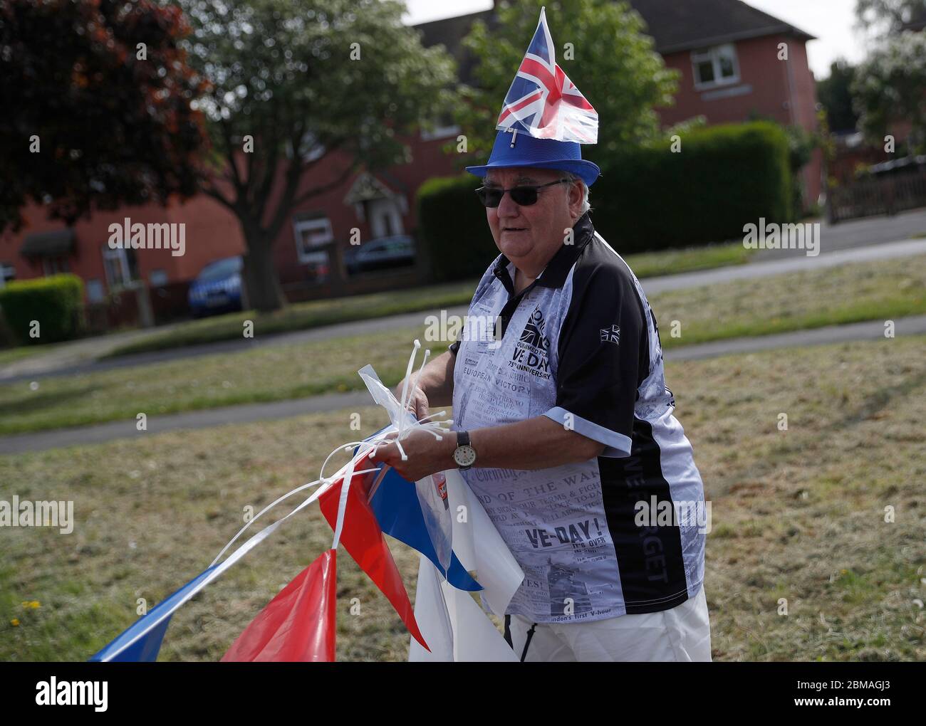 Loughborough, Leicestershire, Regno Unito. 8 maggio 2020. Mick Wells si aggancia prima del silenzio di due minuti, mentre la nazione segna il 75 ° anniversario della giornata VE durante il blocco pandemico coronavirus. Credit Darren Staples/Alamy Live News. Foto Stock