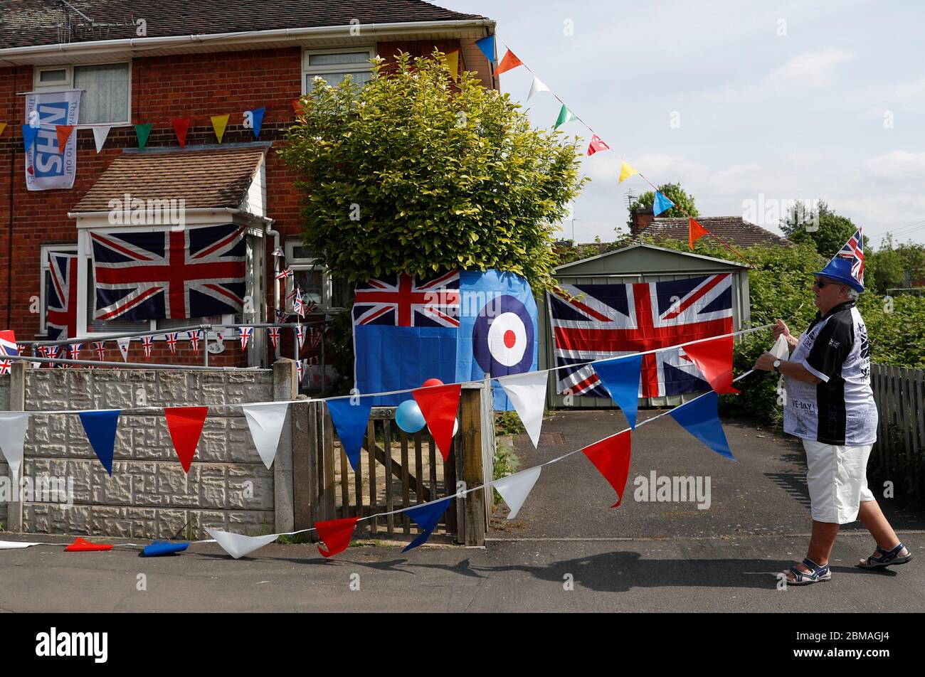 Loughborough, Leicestershire, Regno Unito. 8 maggio 2020. Mick Wells si aggancia prima del silenzio di due minuti, mentre la nazione segna il 75 ° anniversario della giornata VE durante il blocco pandemico coronavirus. Credit Darren Staples/Alamy Live News. Foto Stock