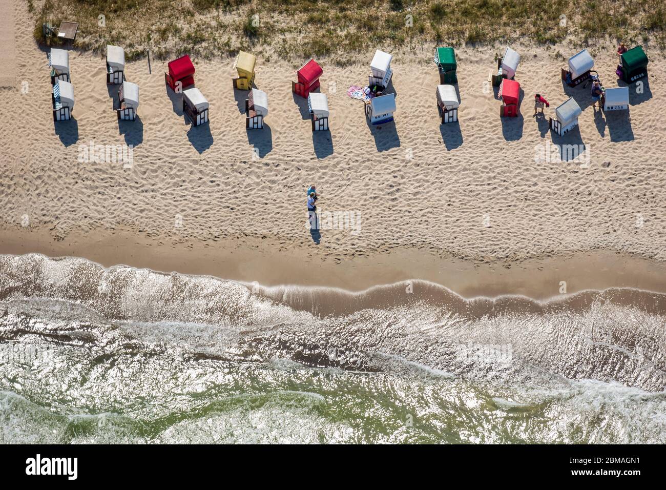 , sedie da spiaggia sulla spiaggia di Gager nel Mar Baltico, 05.06.2016, vista aerea, Germania, Meclemburgo-Pomerania occidentale, Ruegen, Gager Foto Stock