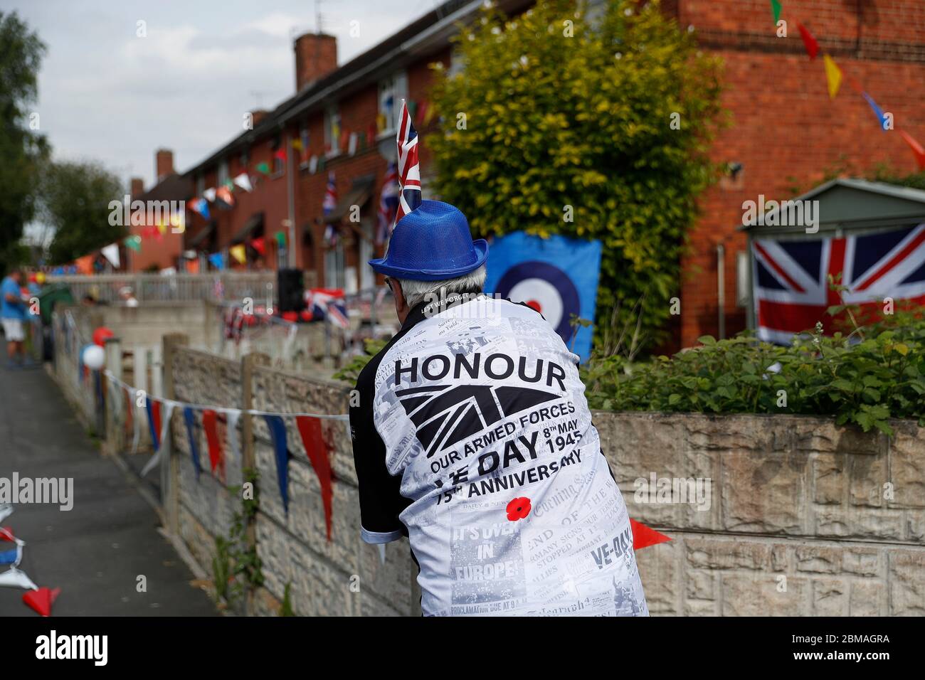 Loughborough, Leicestershire, Regno Unito. 8 maggio 2020. Mick Wells si aggancia prima del silenzio di due minuti, mentre la nazione segna il 75 ° anniversario della giornata VE durante il blocco pandemico coronavirus. Credit Darren Staples/Alamy Live News. Foto Stock