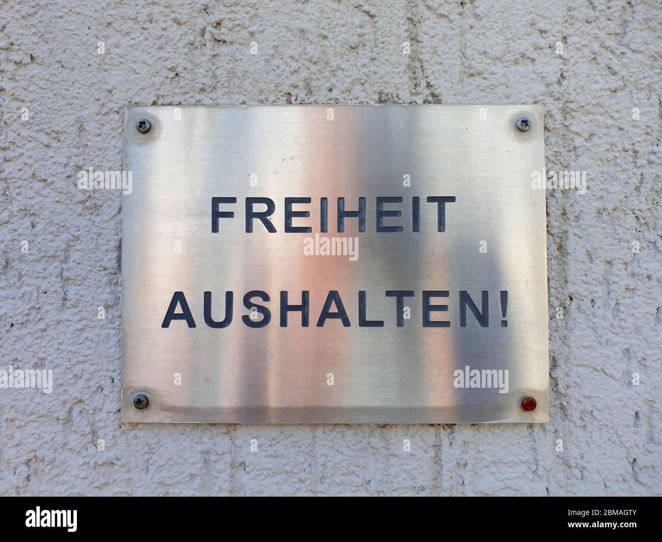 Cartello a un vialetto 'Freiheit aushalten', Germania Foto Stock