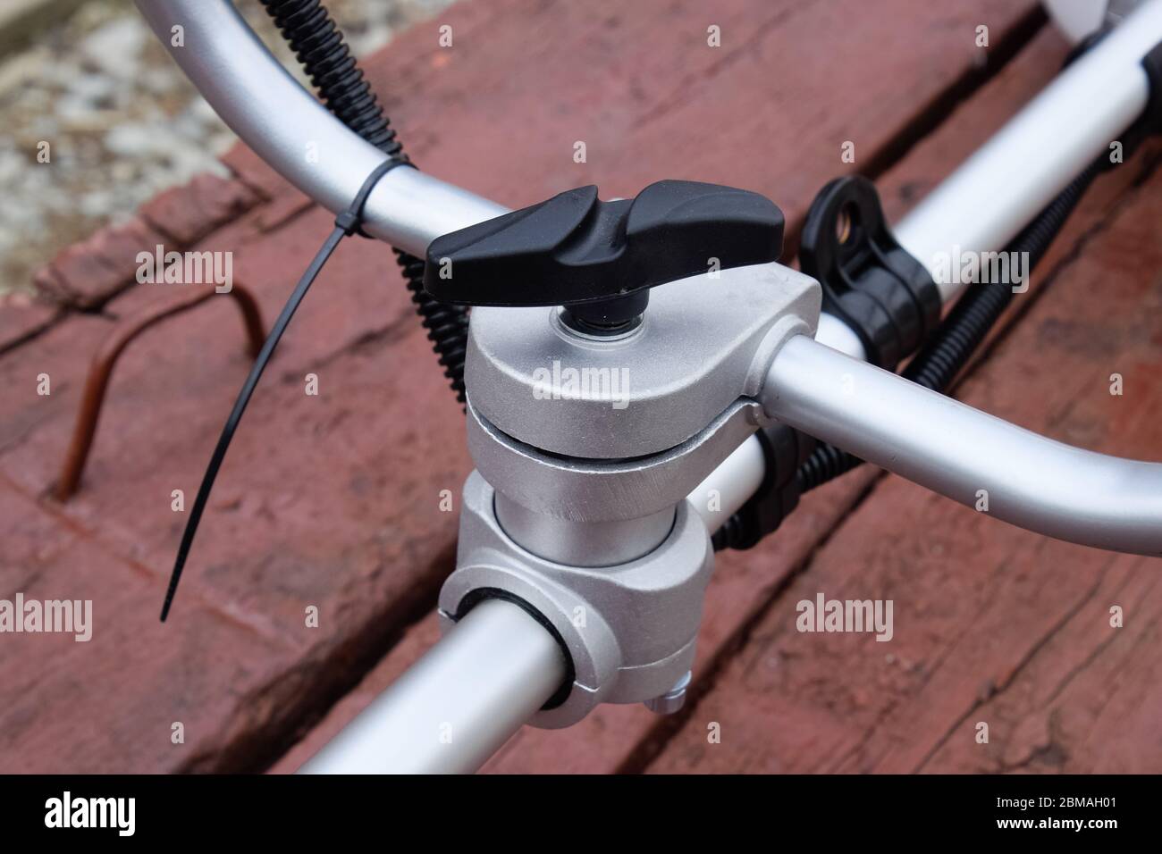 Dispositivi di fissaggio per la costruzione di trimmer a gas. Bulloni e viti sul corpo del trimero. Trimmer Gascosi con una foglia per falciare erba e arbusti. Foto Stock