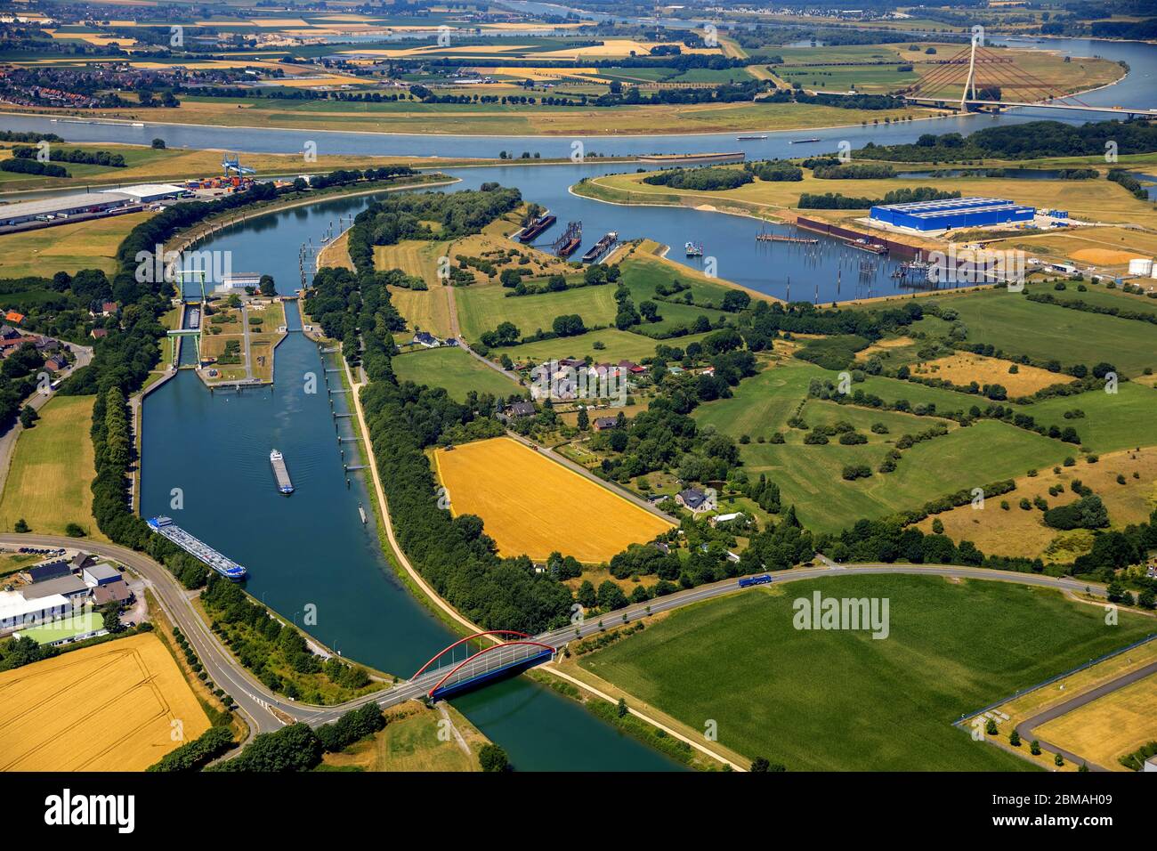 , foce del canale Wesel-Datteln nel fiume Reno a Voerde, 06.07.2017, vista aerea, Germania, Renania settentrionale-Vestfalia, Ruhr Area, Voerde Foto Stock