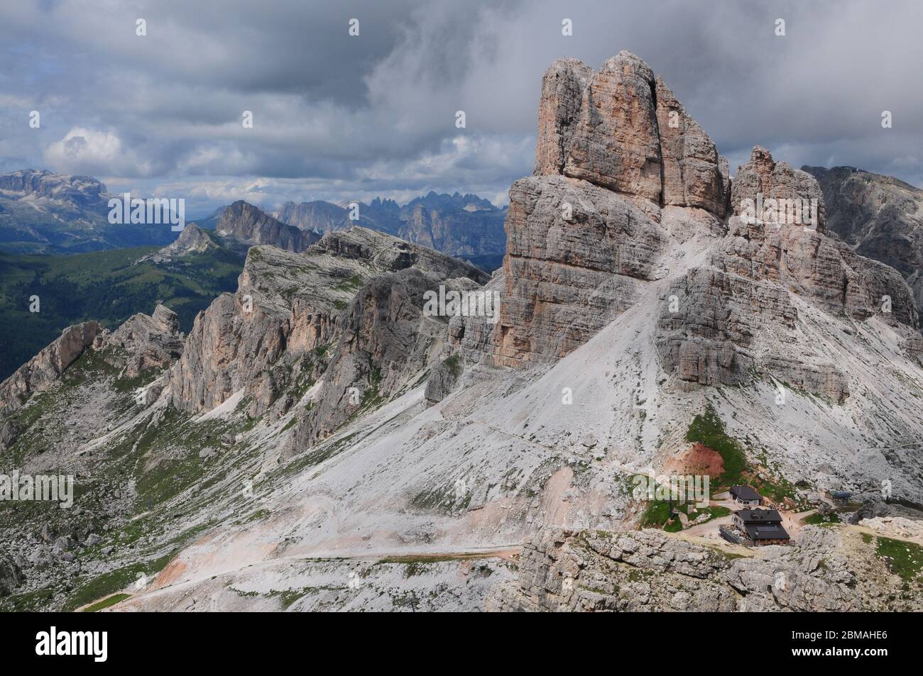 La vetta dolomitica di Averau sovrasta il Rifugio Averau, seduto nel passo. Foto Stock