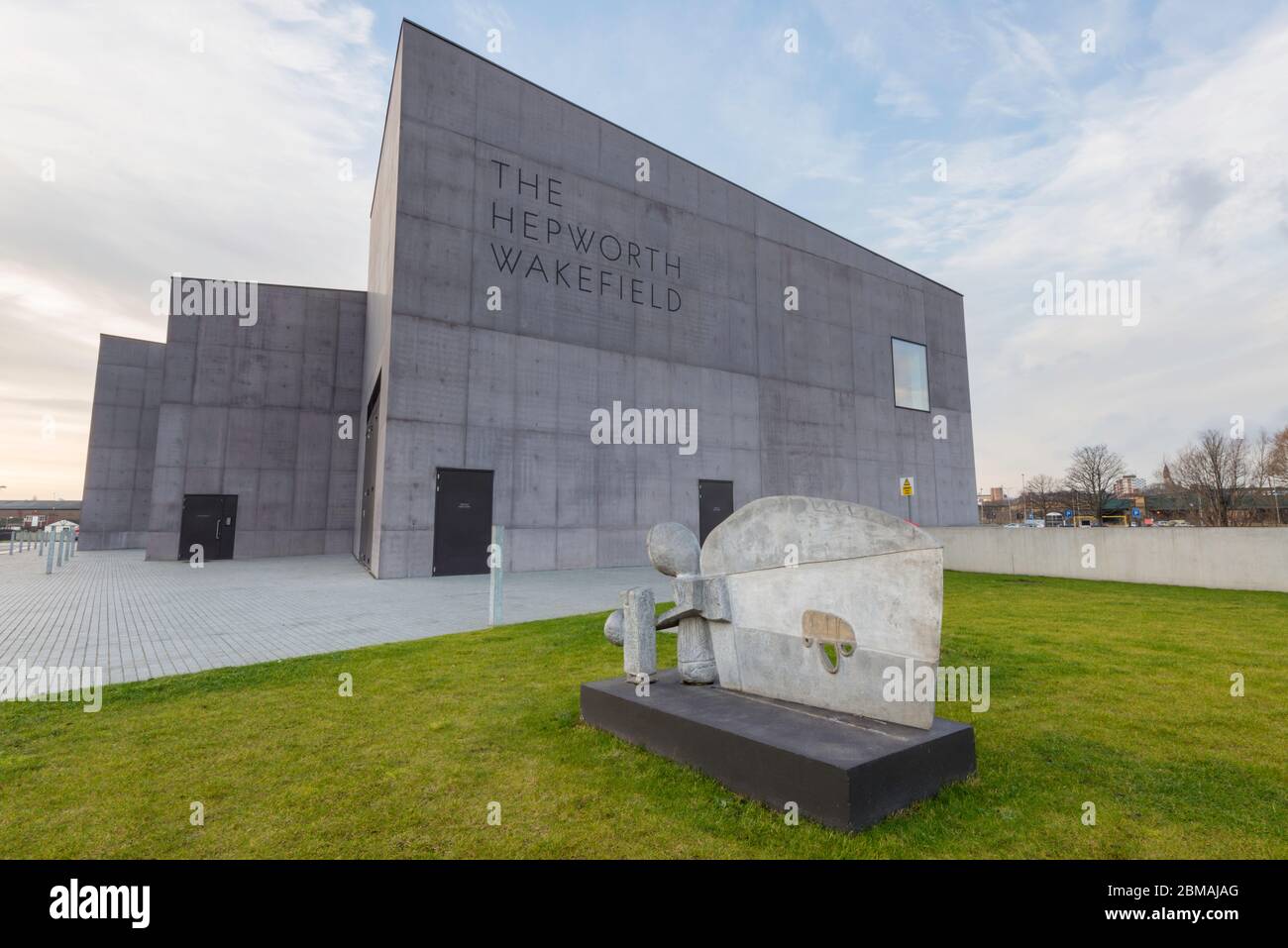 Vista esterna del Wakefield di Hepworth, un museo d'arte progettato da David Chipperfield, con una delle sculture di Barbara Hepworth in primo piano Foto Stock