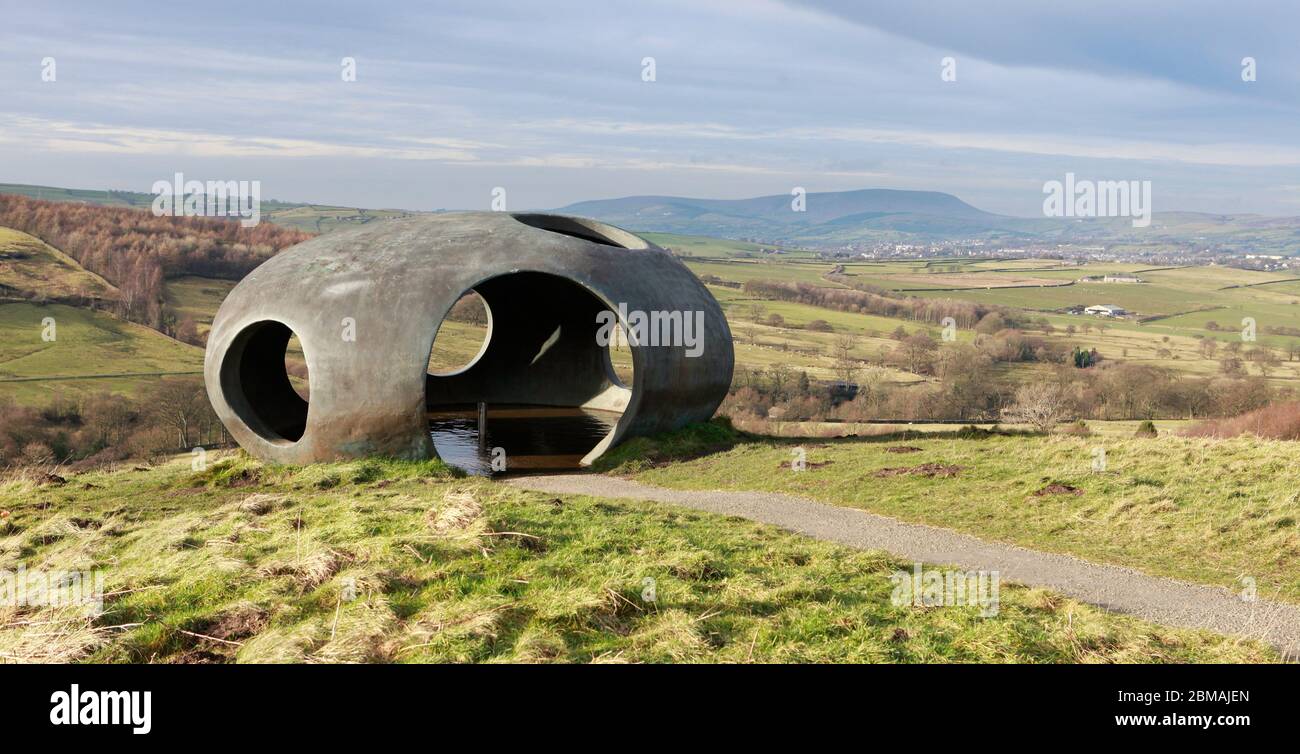 Vista invernale della scultura Atom Panopticon con Pendle Hill sullo sfondo, Wycoller Country Park, Colne, Pendle, Lancashire Foto Stock