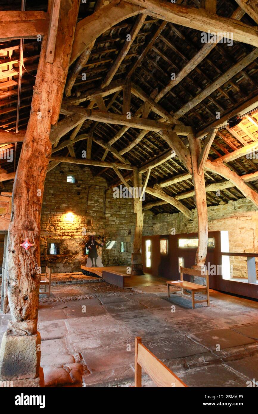 Wycoller Barn, un antico fienile risalente intorno al 1650, oggi utilizzato come centro di informazioni turistiche per il Wycoller Country Park Foto Stock
