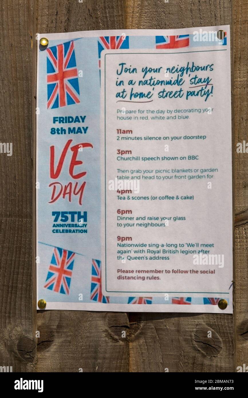 Bournemouth, Dorset Regno Unito. 8 maggio 2020. Con eventi organizzati per celebrare il giorno del VE 75 ° anniversario annullato a causa delle restrizioni Coronavirus, consiglio consiglia di tenere feste di strada individuali nel proprio giardino posteriore aderendo alle restrizioni di distanza sociale e Coronavirus. Credit: Carolyn Jenkins/Alamy Live News Foto Stock