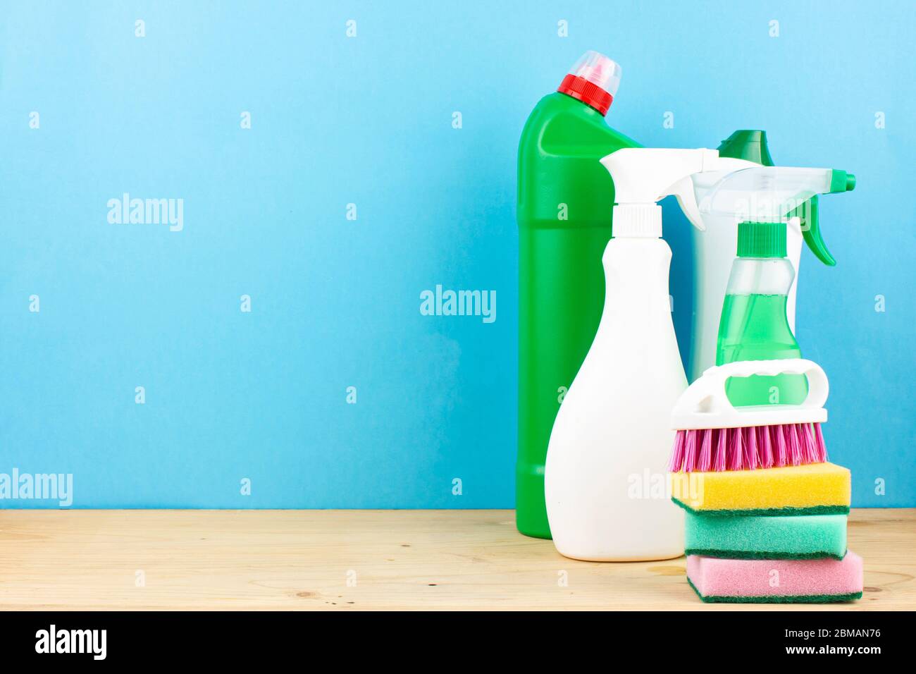 Attrezzi di pulizia. Set di materiali di consumo - spray e detergente. Foto Stock