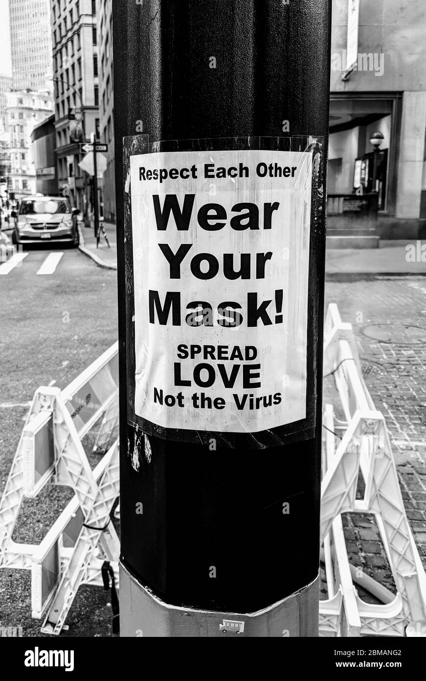 Segno che spinge le persone a indossare maschere durante la pandemia di coronavirus a New York City. Foto Stock