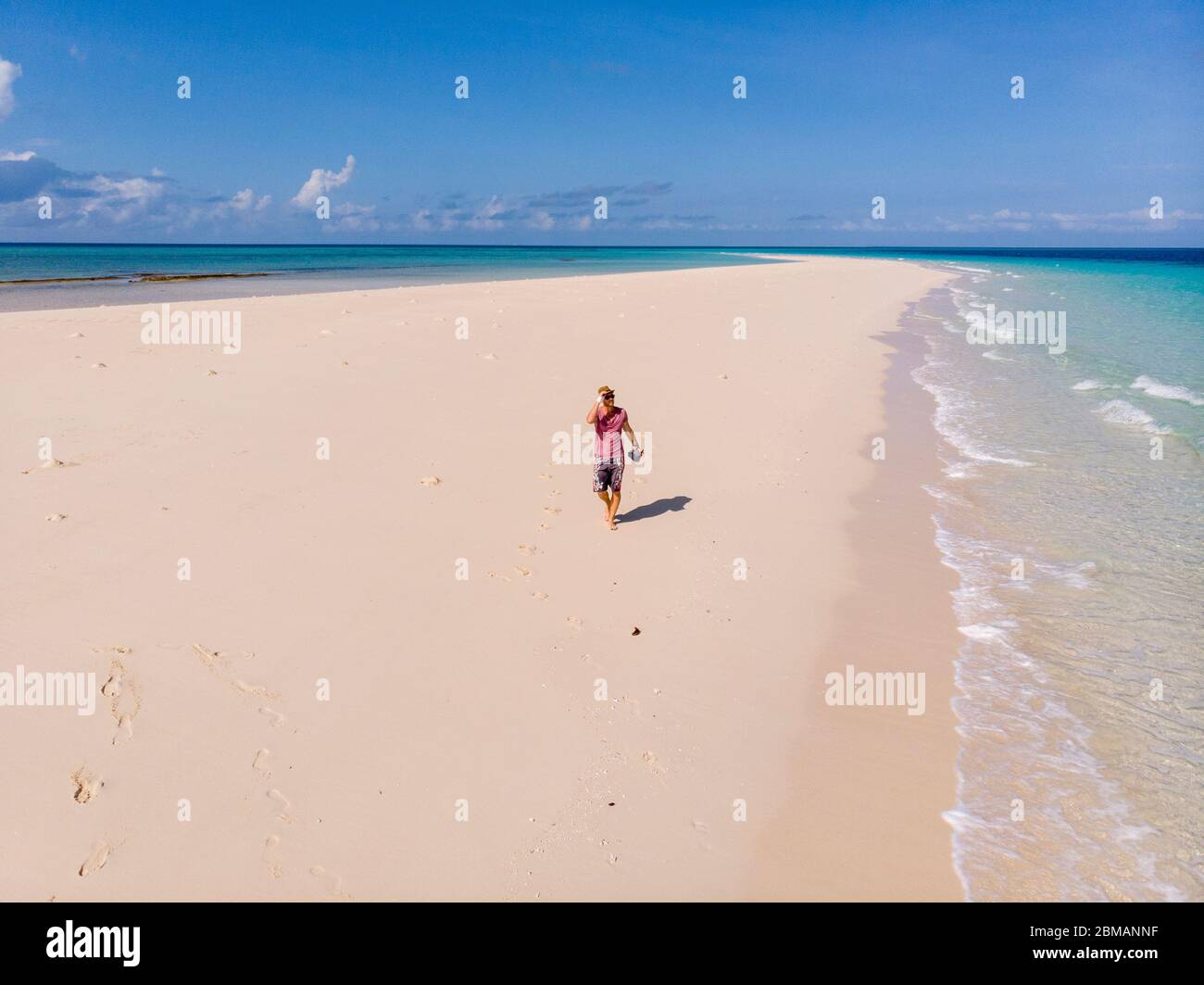 Viaggiatore su Zanzibar. Spiaggia vuota sulla riva di sabbia bianca di Nakupenda Island. Comparendo appena alcune ore in un giorno. Fuco aereo Foto Stock