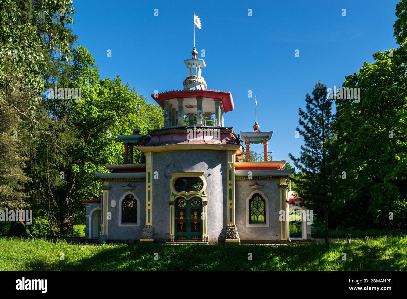 San Pietroburgo, Russia, estate 2019: Tsarskoye Selo, Pushkin, Catherine Park, costruzione di un albero Squeaky in stile cinese Foto Stock