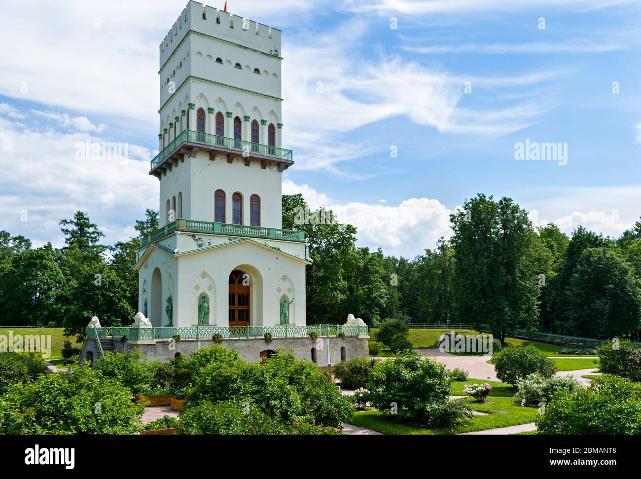 San Pietroburgo, Russia, estate 2019: Tsarskoye Selo, Pushkin, Alexander Park, complesso architettonico Torre Bianca in stile castello di un cavaliere Foto Stock
