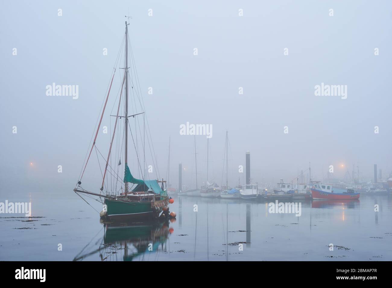 Newlyn Harbour si è rivestito di nebbia. Foto Stock