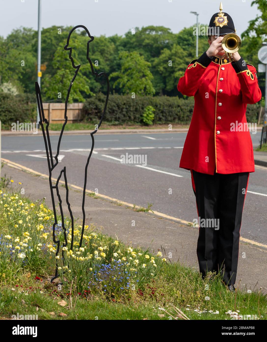 Brentwood Essex, Regno Unito. 8 maggio 2020. Commemorazione del Ve Day con un silenzio di due minuti al monumento commemorativo della Guerra di Brentwood, Eddie Griffin 14 della band imperiale giovanile di Brentwood Credit: Ian Davidson/Alamy Live News Foto Stock